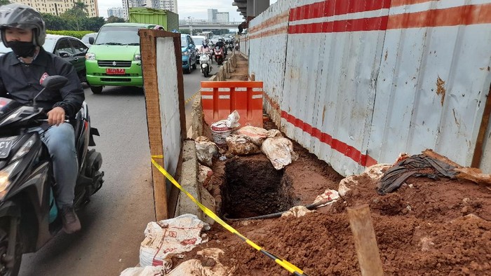 Galian di Jl MT Haryono yang sebabkan kemacetan.