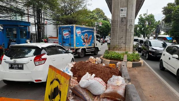 Galian SJUT di Jl Kapten Tendean bikin macet.