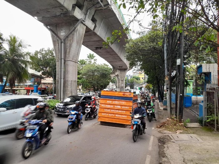 Galian SJUT di Jl Kapten Tendean bikin macet.