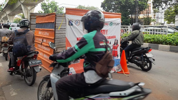 Galian SJUT di Jl Kapten Tendean bikin macet.