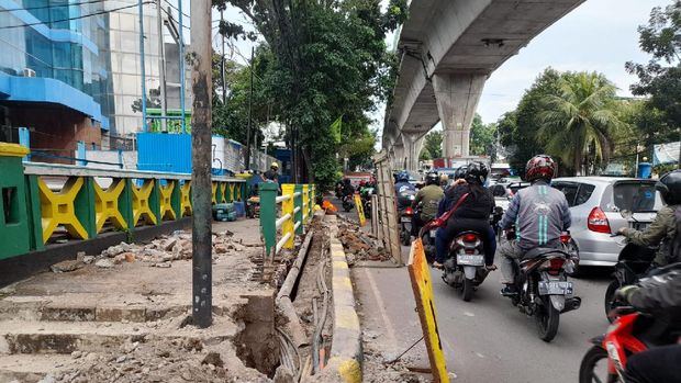 Galian SJUT di Jl Kapten Tendean bikin macet.