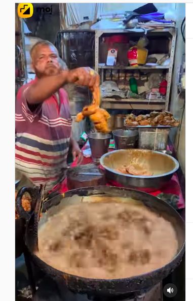 Wow! Pria Ini Goreng Ayam di Minyak Panas Pakai Tangan Telanjang