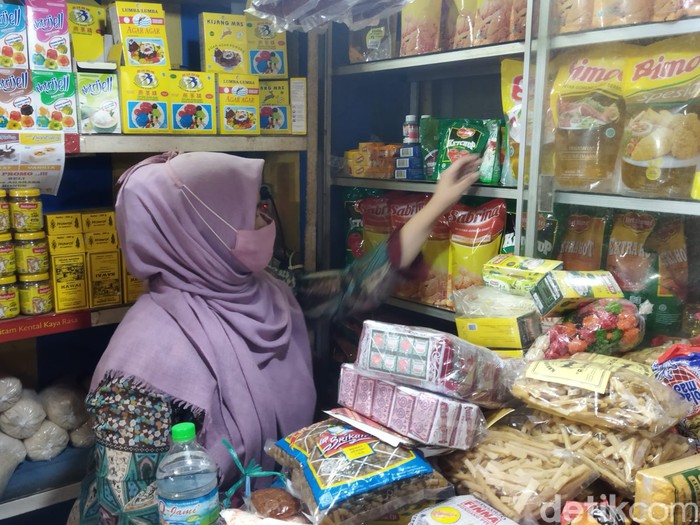 Harga minyak goreng naik. Perajin keripik tempe di Kota Malang terpaksa mengurangi ukuran keripik dari pada menaikan harga jual.