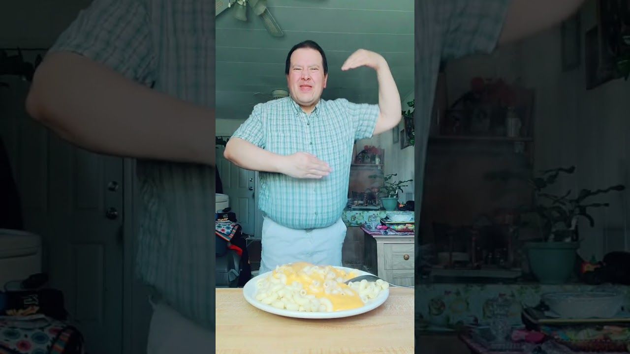 Hobi Makan sambil Joget, Bapak-bapak Ini Punya Jutaan Followers di TikTok