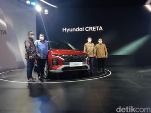 Kelilingi GIIAS 2021, Airlangga: Mobil Baru Bagus-bagus