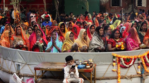 Tetapi, pemeluk agama Hindu tetap masuk ke badan sungai. Gunjan Devi, salah satu peserta festival, mengatakan tidak punya pilihan selain mandi di air yang tercemar. Airnya sangat kotor tetapi kami tidak punya banyak pilihan, kata dia. (AP/Ajit Solanki) Tetapi, pemeluk agama Hindu tetap masuk ke badan sungai. Gunjan Devi, salah satu peserta festival, mengatakan tidak punya pilihan selain mandi di air yang tercemar. Airnya sangat kotor tetapi kami tidak punya banyak pilihan, kata dia. (AP/Ajit Solanki)