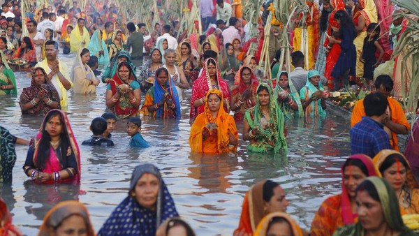 Menurut Press Trust of India, 15 perahu telah dikerahkan oleh pemerintah untuk menghilangkan busa, tetapi para ahli khawatir itu telah menyebabkan kerusakan yang signifikan. (AP/Ajit Solanki) Menurut Press Trust of India, 15 perahu telah dikerahkan oleh pemerintah untuk menghilangkan busa, tetapi para ahli khawatir itu telah menyebabkan kerusakan yang signifikan. (AP/Ajit Solanki)