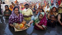 Selama beberapa dekade, bagian dari Yamuna telah diganggu oleh pembuangan bahan kimia beracun dan limbah yang tidak diolah. Di beberapa bagian, sungai tampak gelap dan berlumpur, sementara sampah plastik berjejer di tepiannya.(AP/Ajit Solanki)