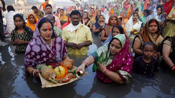 Selama beberapa dekade, bagian dari Yamuna telah diganggu oleh pembuangan bahan kimia beracun dan limbah yang tidak diolah. Di beberapa bagian, sungai tampak gelap dan berlumpur, sementara sampah plastik berjejer di tepiannya.(AP/Ajit Solanki) Selama beberapa dekade, bagian dari Yamuna telah diganggu oleh pembuangan bahan kimia beracun dan limbah yang tidak diolah. Di beberapa bagian, sungai tampak gelap dan berlumpur, sementara sampah plastik berjejer di tepiannya.(AP/Ajit Solanki)