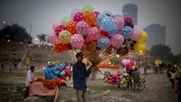 Sungai ini paling tercemar di daerah sekitar Delhi, karena populasi kota yang padat dan tingkat limbah yang tinggi. Hanya 2% dari panjang sungai yang mengalir melalui ibu kota, tetapi Delhi menyumbang sekitar 76% dari total beban pencemaran sungai. (AP/Ajit Solanki)