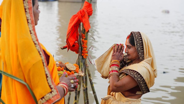 Hindu women pray to the sun god as they stand in knee deep waters in the River Ganges at Phaphamau during Chhath festival in Prayagraj, India, Wednesday, Nov. 10, 2021. During Chhath, an ancient Hindu festival, rituals are performed to thank the sun god for sustaining life on earth. ( AP Photo/Rajesh Kumar Singh)