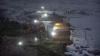 Penampakan air sungai berbusa, aromanya khas amonia, pesing. (AP/Altaf Qadri)