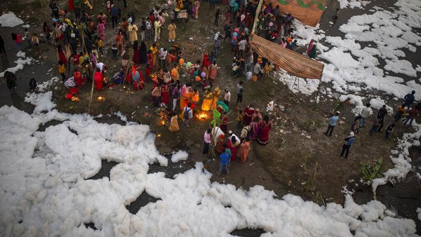 Tetapi, tampaknya Sungai Yamuna tidak layak untuk mandi. Air sungainya sangat tercemar. (AP/Altaf Qadri) Tetapi, tampaknya Sungai Yamuna tidak layak untuk mandi. Air sungainya sangat tercemar. (AP/Altaf Qadri)