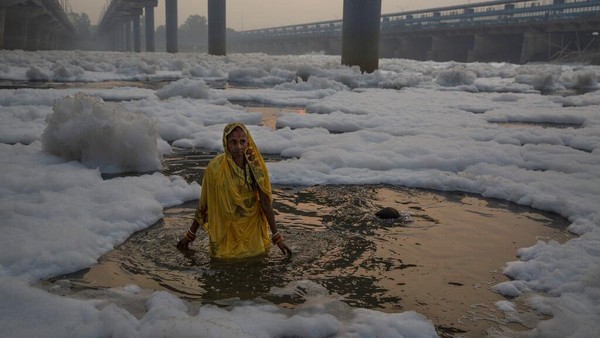 Salah satunya di Sungai Yamuna, New Delhi. (AP/Altaf Qadri)