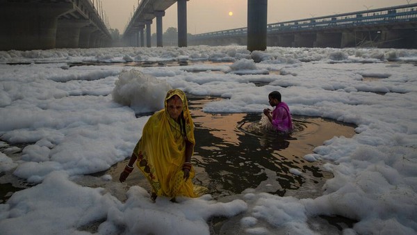 Festival Dewa Surya itu dilakukan dengan mandi-mandi di Sungai Gangga dan anak-anak sungainya. (AP/Altaf Qadri) Festival Dewa Surya itu dilakukan dengan mandi-mandi di Sungai Gangga dan anak-anak sungainya. (AP/Altaf Qadri)