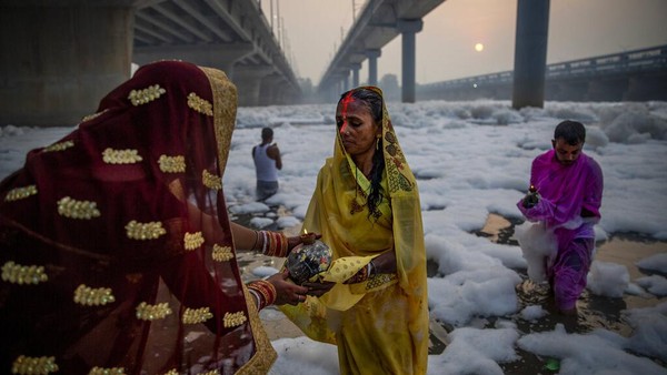 Chhath Puja, sebuah festival yang didedikasikan untuk dewa matahari Dewa Surya, dihelat tengah pekan ini, Rabu (10/11/2021). (AP/Altaf Qadri) Chhath Puja, sebuah festival yang didedikasikan untuk dewa matahari Dewa Surya, dihelat tengah pekan ini, Rabu (10/11/2021). (AP/Altaf Qadri)