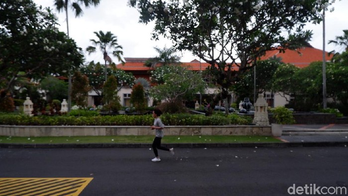 Indonesia Badminton Festival Salah seorang peserta Indonesia Badminton Festival berlari keliling hotel menjelang gelaran turnamen itu di Bali, Kamis 11 November 2021.