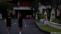 Dua atlet badminton putri asal Jepang tampak berjogging keliling hotel di sore hari WITA. (Foto: detikcom/Rifqi Ardita Widianto)