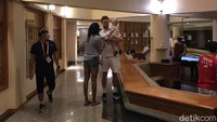 Atlet badminton Denmark, Viktor Axelsen, sudah tiba di Bali persama putrinya, Baby Vega. (Foto: detikcom/Rifqi Ardita Widianto)