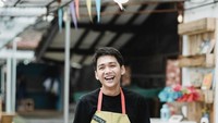  Aktor berusia 27 tahun ini tampak santai dan cukup aktif mengunggah aktivitas sehari-harinya sampai aktivitasnya di lokasi syuting, atau kulineran. Foto: Instagram @chiccokurniawan