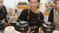 Bersama beberapa barista, Chicco nampak menikmati waktunya belajar membuat kopi asli di salah safu kafe yang dikunjunginya. Foto: Instagram @chiccokurniawan