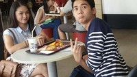  Sedang syuting iklan, Chicco pasang pose jenaka ketika menyantap beberapa menu makanan di restoran cepat saji. Foto: Instagram @chiccokurniawan