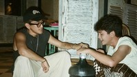 Akrab dengan rekan sesama aktor lainnya, ini kebersamaan Chicco saat tuang-tuang minuman di lokasi syuting. Foto: Instagram @chiccokurniawan