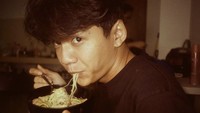 Foto ini jadi bukti kalau Chicco merupakan penggemar berat makanan soto mie. Lihat saja nih wajah senangnya. Foto: Instagram @chiccokurniawan