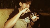 . Terakhir ini gaya santai Chicco jika sedang menyantap aneka dessert dan hidangan penutup setelah makan. Foto: Instagram @chiccokurniawan
