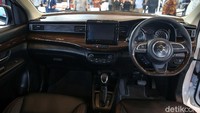 Sebutan Finest Form diambil karena ada 13 pengembangan baru pada All New Ertiga Sport FF. Salah satunya adalah hadirnya fitur canggih E-mirror yang terletak di bagian tengah.