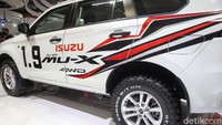 Dari segi eksterior, Isuzu MU-X punya tampang yang beda dengan D-Max. Lampu utama Isuzu MU-X juga terlihat ramping cenderung tajam. Dari segi muka, sudah lain cerita, Isuzu MU-X kini tak lagi D-Max yang menggunakan atap penuh.