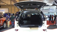 Selain itu, grille depan juga lebih kecil. Pada bagian buntut, lampu belakang lebih ramping daripada model sebelumnya, dan ada tulisan Isuzu di antara keduanya. Tampilan kaca samping Isuzu MU-X juga berubah. Isuzu MU-X tidak lagi dilengkapi dengan pilar C yang berukuran besar. Pilar D mengusung warna bodi utama, berbeda dengan Isuzu MU-X model sebelumnya.
