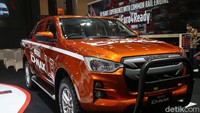 Kedua mobil ini punya dimensi lebih besar dari generasi sebelumnya. MU-X baru berukuran panjang 4.850 mm (+25 mm), lebar 1.870 mm (+10 mm), tinggi 1.875 mm (+35 mm), dan sekarang memiliki jarak sumbu roda 2.855 mm (+10 mm).