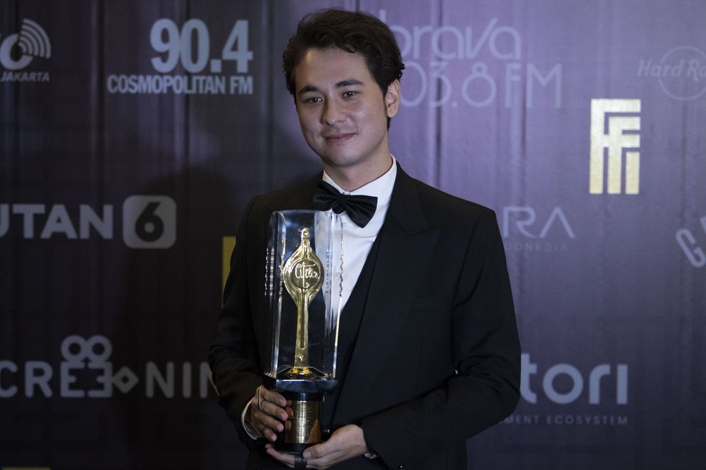 Aktor Jerome Kurnia memberikan keterangan kepada wartawan usai meraih penghargaan sebagai Aktor Pendukung Terbaik Festival Film Indonesia (FFI) 2021, di Jakarta, Rabu (10/11/2021). Jerome menjadi pemenang usai memerankan sebagai tokoh Tariq di film Penyalin Cahaya. ANTARA FOTO/Aditya Pradana Putra/hp.