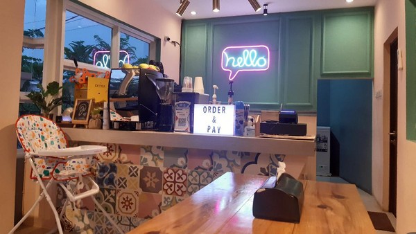 Sekilas tempat ini mirip seperti kafe karena didesain dengan gaya yang sangat cantik. Tetapi, Jingga Corner di Bogor bukanlah kafe seperti biasa. Jingga Corner merupakan salah satu tempat nongkrong yang menyediakan aneka pempek. (dok.Pribadi/Instagram @frameofjndrl)