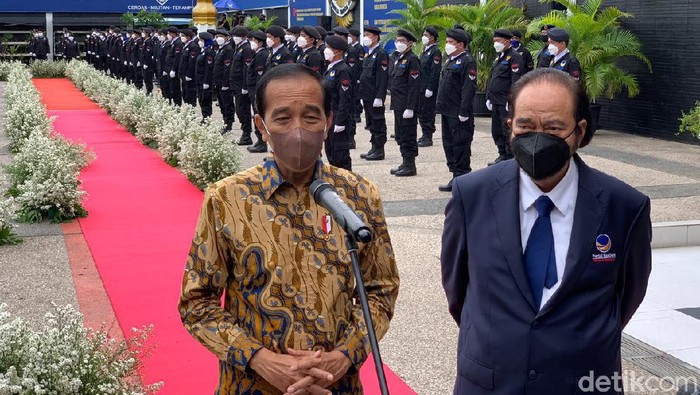 Presiden Jokowi menjawab sejumlah pertanyaan wartawan usai menghadiri perayaan HUT ke-10 Partai NasDem.