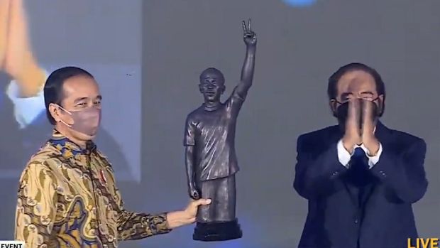 Jokowi Presiden Jokowi menerima patung salam 2 jari dari NasDem dalam perayaan HUT ke-10 NasDem, Kamis (11/11/2021).