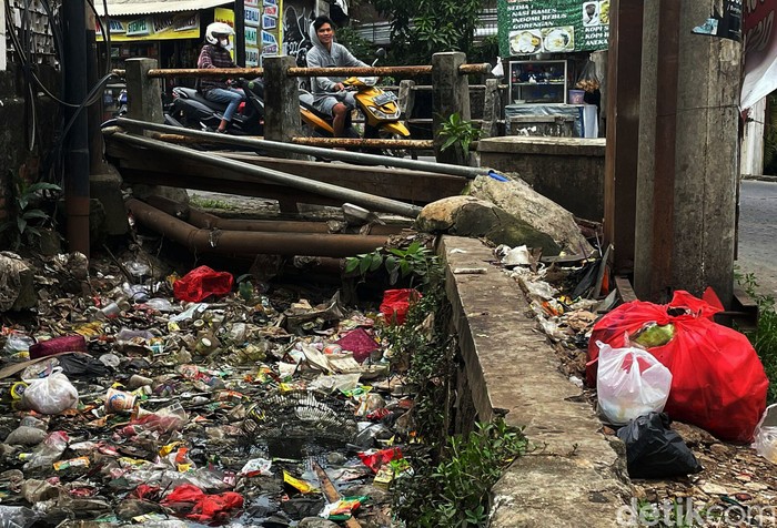 Sampah menumpuk dan menyumbang saluran air di jalan Pintu Air, Jati Rahayu, Kota Bekasi, Kamis (11/11/2021). Begini penampakannya.