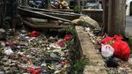 Jorok! Tumpukan Sampah Sumbat Saluran Air di Bekasi