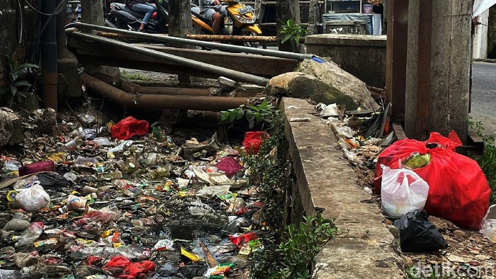 Jorok! Tumpukan Sampah Sumbat Saluran Air di Bekasi Sampah menumpuk dan menyumbang saluran air di jalan Pintu Air, Jati Rahayu, Kota Bekasi, Kamis (11/11/2021). Begini penampakannya.