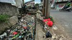 Jorok! Tumpukan Sampah Sumbat Saluran Air di Bekasi