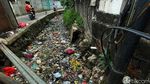 Jorok! Tumpukan Sampah Sumbat Saluran Air di Bekasi