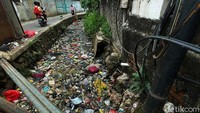 Tumpukan sampah ini akan menyumbat saluran dan menyebabkan banjir saat hujan turun.