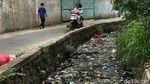 Jorok! Tumpukan Sampah Sumbat Saluran Air di Bekasi