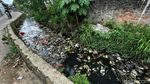 Jorok! Tumpukan Sampah Sumbat Saluran Air di Bekasi