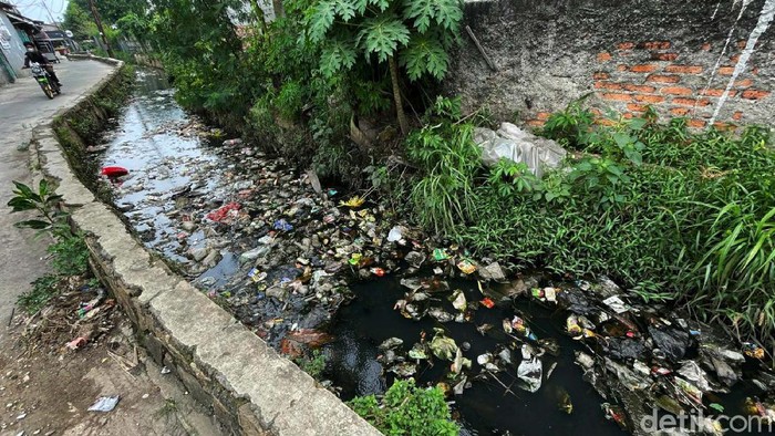 Sampah menumpuk dan menyumbang saluran air di jalan Pintu Air, Jati Rahayu, Kota Bekasi, Kamis (11/11/2021). Begini penampakannya.