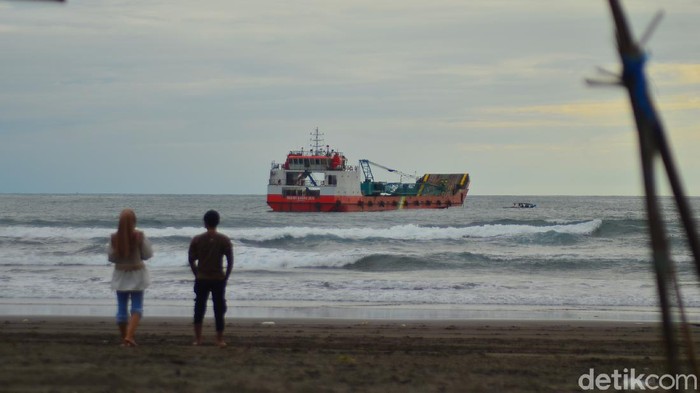 Kapal Pemecah Ombak di Pangandaran