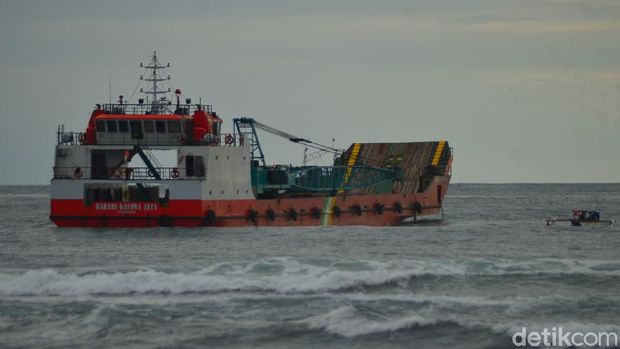 Kapal Pemecah Ombak di Pangandaran