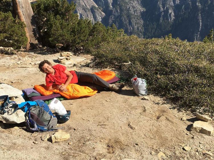 Foto: Panjat Tebing, Wanita Berusia 70 Tahun Ini Berhasil Sampai Puncak