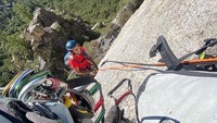Dierdre Wolonick mendaki tebing di El Capitan, Taman Nasional Yosemite pada perayaan ulang tahunnya ke 70. (Dierdre Wolownick/instagram)